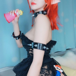 Молодые и сексуальные блондинки и брюнетки